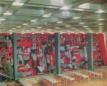 Závěs Stanislava Kováře z Domu kultury Mladá Boleslav, ze sborníku Mladá Boleslav od minulosti k dnešku, vydáno 1974, foto Vladimír Hanzl